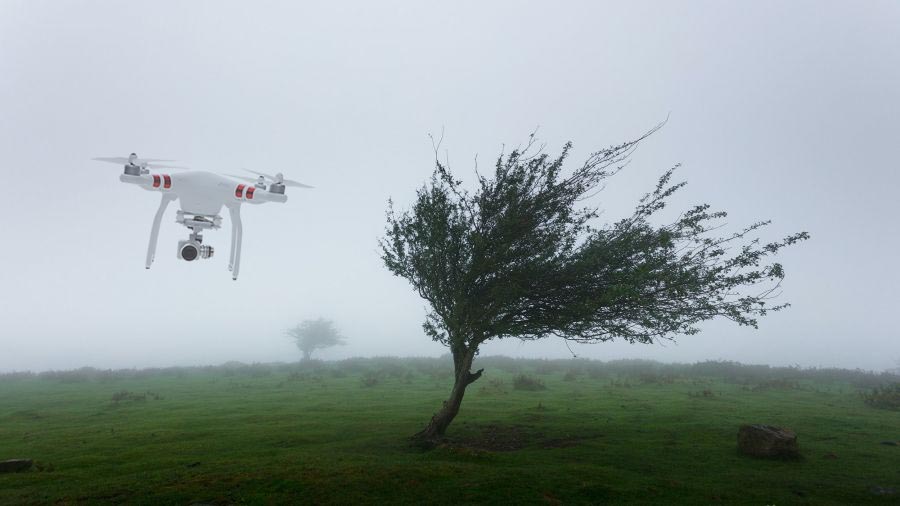 latanie dronem w wietrzna pogode