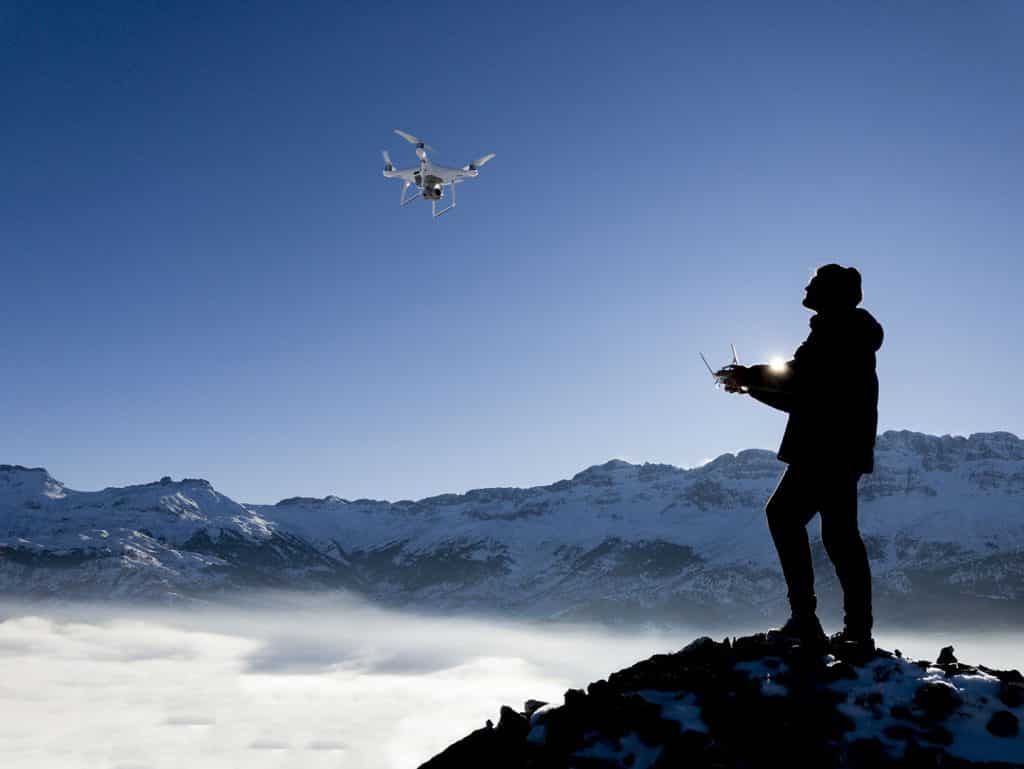 czy można latać dronem zimą obraz 1